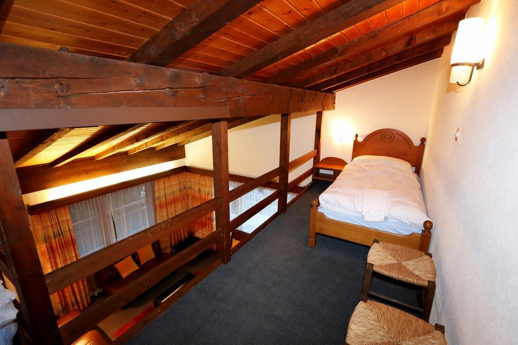 Sarazena Lägenhet Saas Fee Rum bild